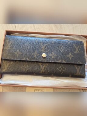 Louis Vuitton Monogram Wallet Excellent condition Rarely Used.
